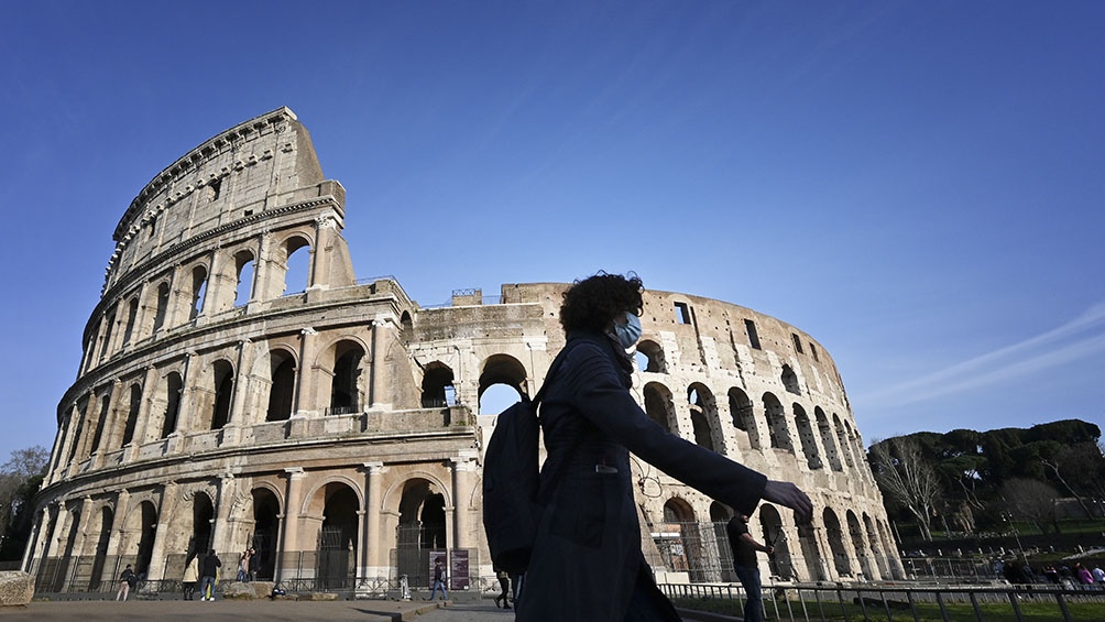 El gobierno italiano impuso como obligatorio el uso de mascarilla también al aire libre y prolongó el estado de emergencia por la pandemia hasta el 31 de enero. El gobierno italiano impuso como obligatorio el uso de mascarilla también al aire libre y prolongó el estado de emergencia por la pandemia hasta el 31 de enero.