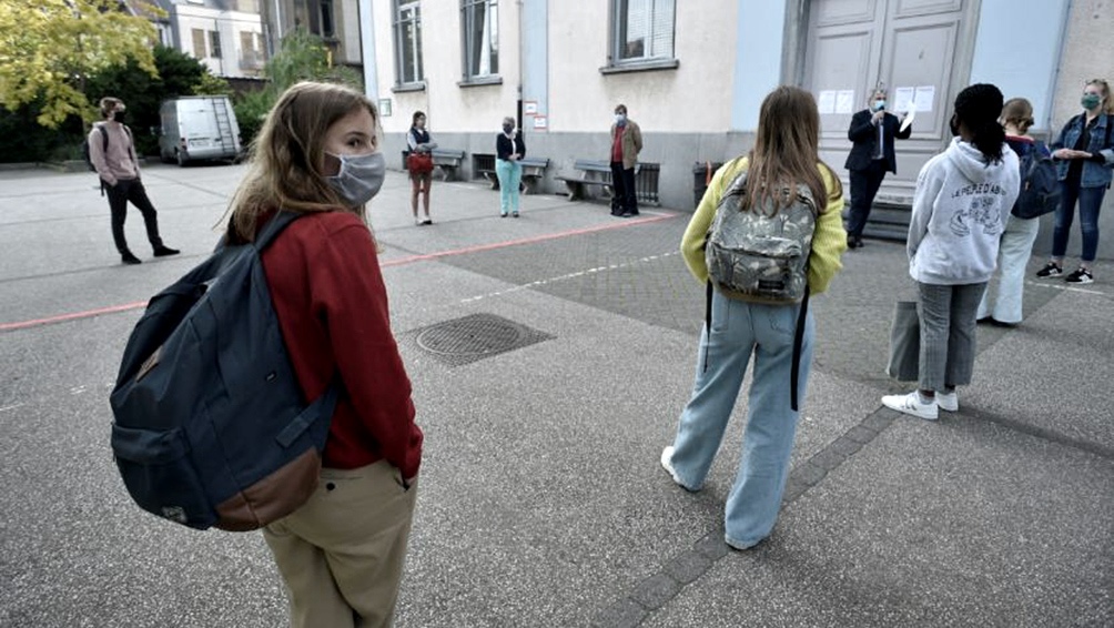 En las escuelas secundarias se deben usar mascarillas en las áreas comunes En las escuelas secundarias se deben usar mascarillas en las áreas comunes