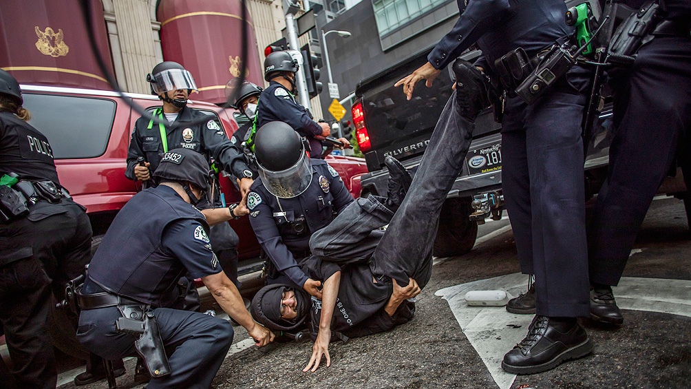 Tras el crimen de George Floyd, en mayo pasado, las protestas contra la violencia policial estadounidense surgieron en todo el mundo. Tras el crimen de George Floyd, en mayo pasado, las protestas contra la violencia policial estadounidense surgieron en todo el mundo.