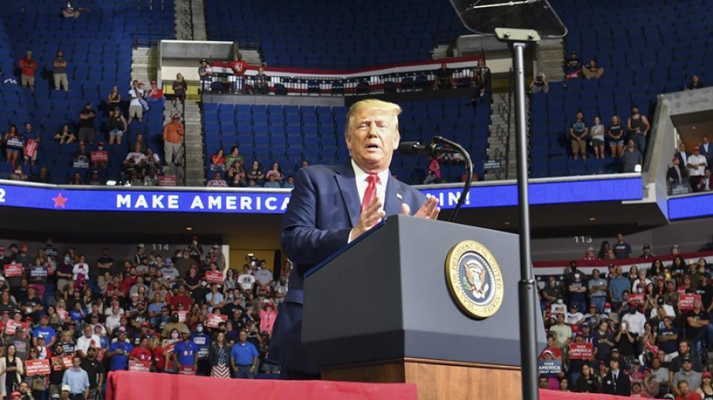 Trump busca armar una nueva estrategia política para enfrentar a Biden, hacer frente a la pandemia y reactivar la economía. Trump busca armar una nueva estrategia política para enfrentar a Biden, hacer frente a la pandemia y reactivar la economía.