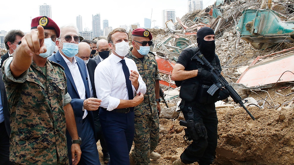 El presidente frances Macron recorriendo Beirut El presidente frances Macron recorriendo Beirut