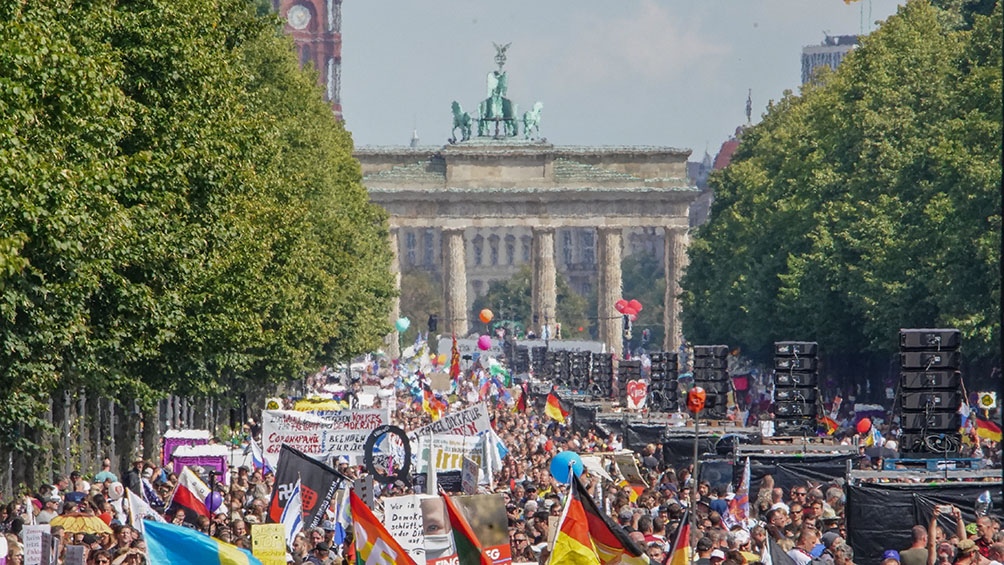 Se concentraron unas 30.000 personas en un clima mayoritariamente festivo, detalló la agencia de noticias EFE. Se concentraron unas 30.000 personas en un clima mayoritariamente festivo, detalló la agencia de noticias EFE.