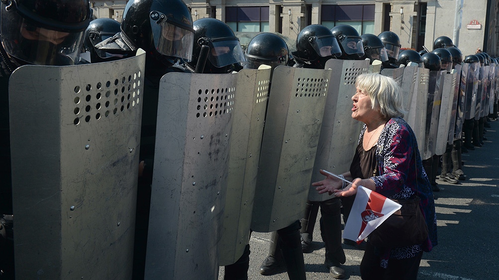 Vecinos de Minsk hacen frente a policias. Vecinos de Minsk hacen frente a policias.