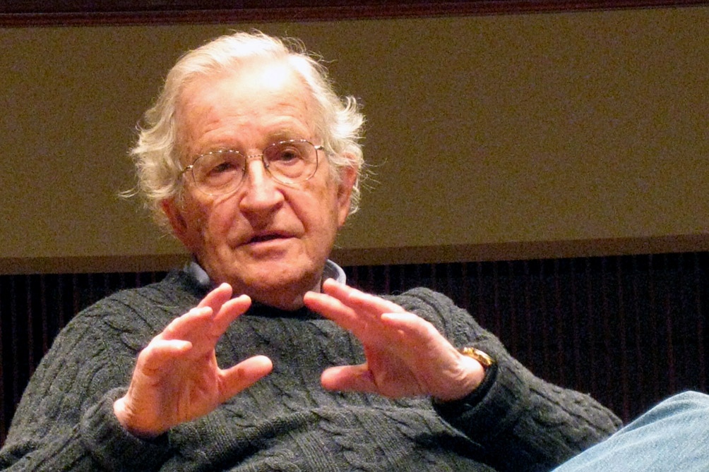 Chomsky advierte sobre los desafíos y las crisis que enfrenta la humanidad. Chomsky advierte sobre los desafíos y las crisis que enfrenta la humanidad.