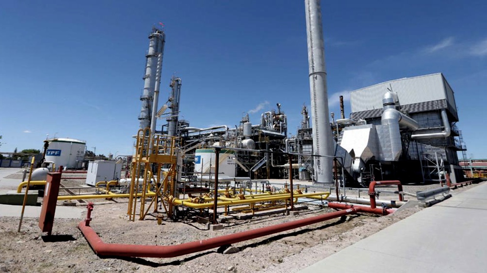 La organización criminal robaba petróleo de oleoductos de YPF, lo refinaba y lo vendía a estaciones de servicio La organización criminal robaba petróleo de oleoductos de YPF, lo refinaba y lo vendía a estaciones de servicio
