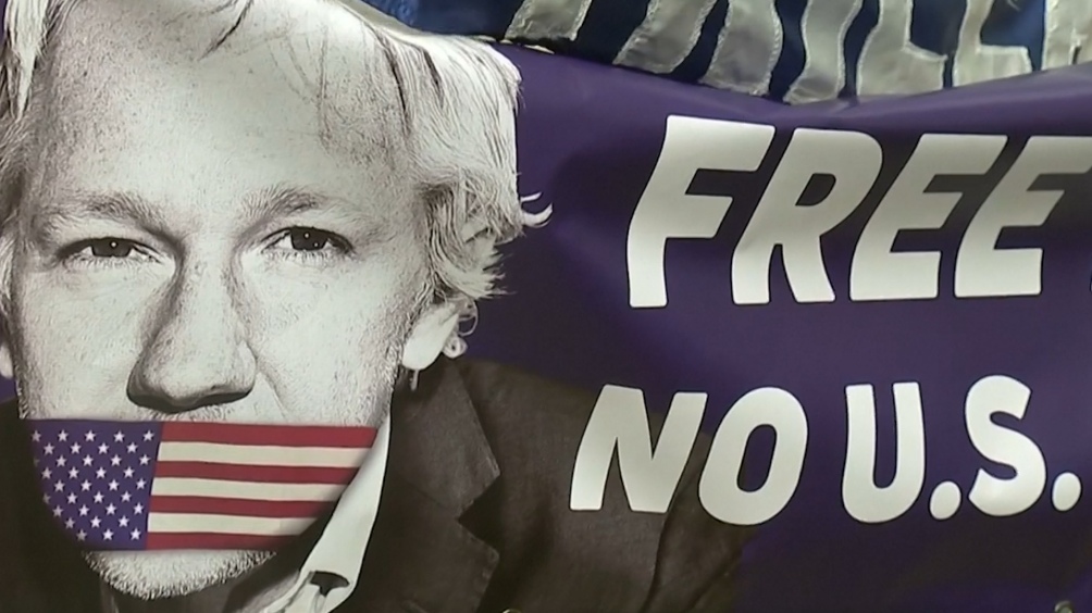 Assange enfrenta 18 cargos en Estados Unidos, incluyendo conspiración para hackear computadoras. Assange enfrenta 18 cargos en Estados Unidos, incluyendo conspiración para hackear computadoras.