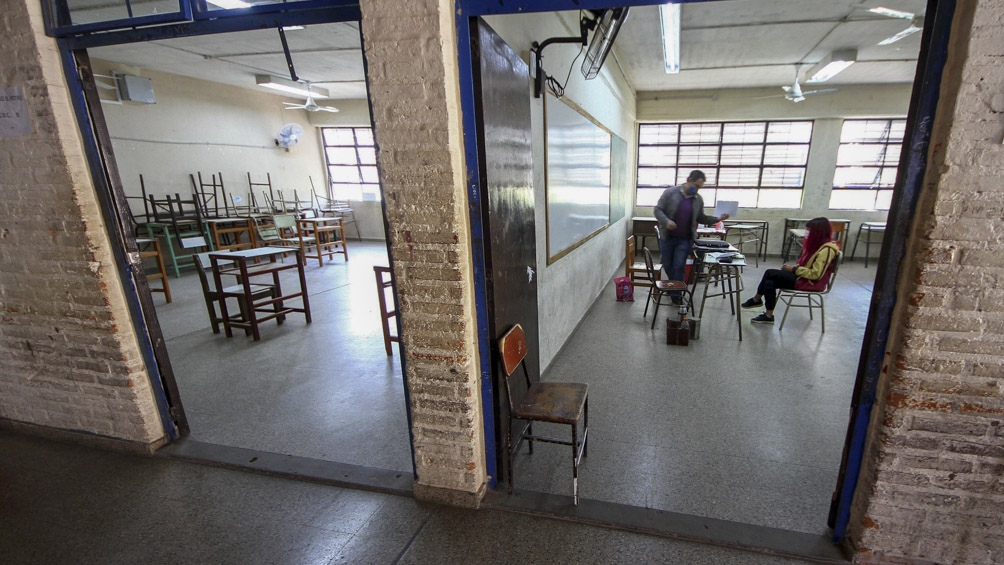 El artículo analiza los "choques" de los sindicatos docentes de todo el mundo contra los gobiernos por el coronavirus. El artículo analiza los "choques" de los sindicatos docentes de todo el mundo contra los gobiernos por el coronavirus.