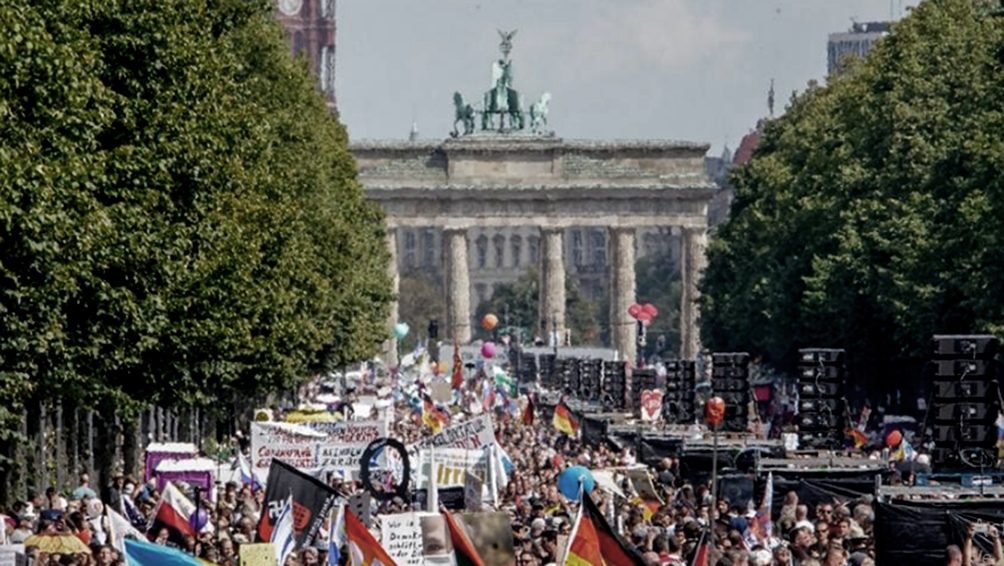Las protestas del sábado último contaron con decenas de miles de manifestantes críticos del gobierno de Merkel. Las protestas del sábado último contaron con decenas de miles de manifestantes críticos del gobierno de Merkel.