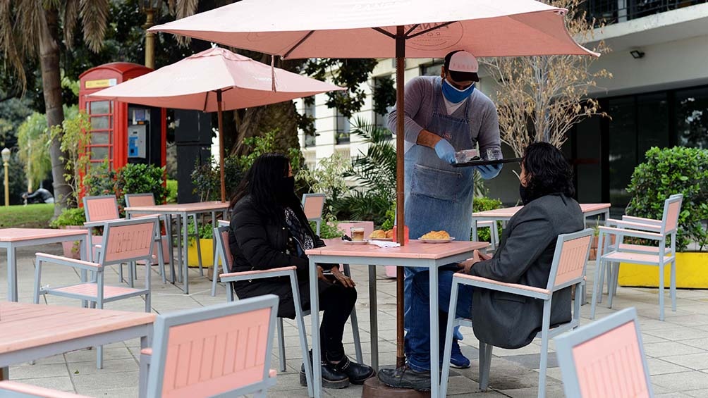 Un total de 231 locales gastronómicos iniciaron en las últimas 48 horas el trámite para habilitar mesas y sillas en veredas, patios y terrazas. Un total de 231 locales gastronómicos iniciaron en las últimas 48 horas el trámite para habilitar mesas y sillas en veredas, patios y terrazas.