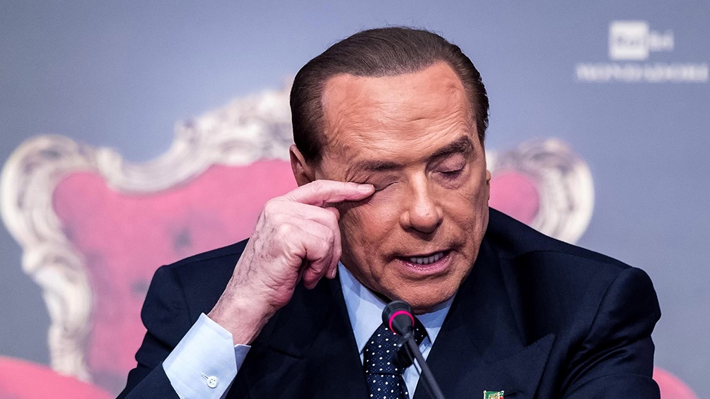 Berlusconi, de 83 años, permanece desde ayer aislado en su casa de la localidad de Arcore, en el norte del país. Berlusconi, de 83 años, permanece desde ayer aislado en su casa de la localidad de Arcore, en el norte del país.