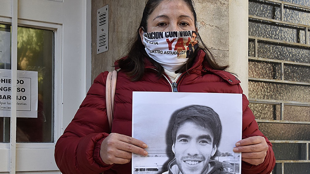 Cristina Castro con una foto de su hijo cuyo cuerpo fue hallado el 15 de agosto. Cristina Castro con una foto de su hijo cuyo cuerpo fue hallado el 15 de agosto.