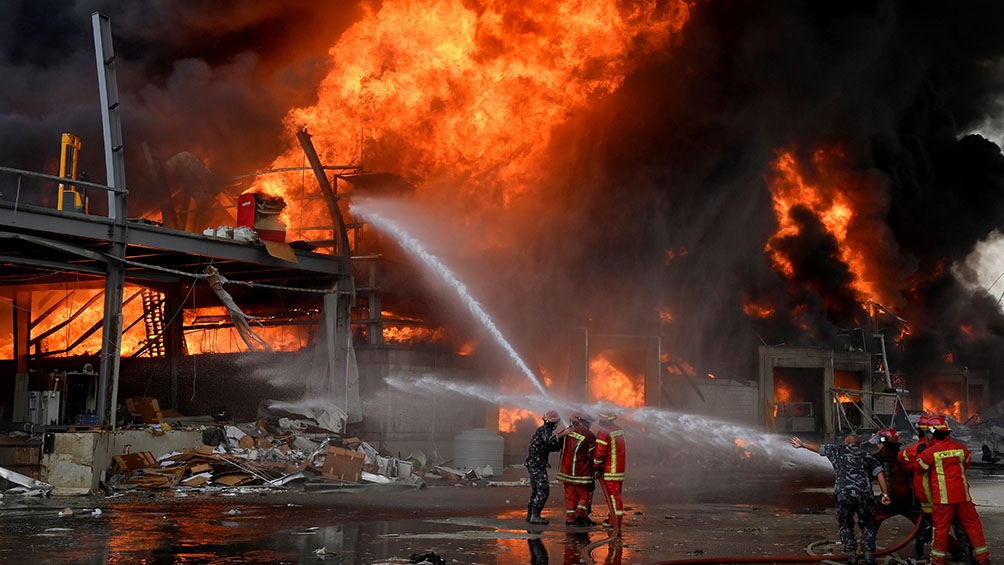 El incendio hizo que espesas columnas de humo negro El incendio hizo que espesas columnas de humo negro