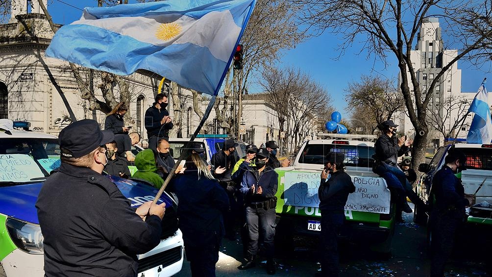 "Tenemos que pedir perdón a la sociedad y llevarle tranquilidad a la gente", dijo un efectivo. "Tenemos que pedir perdón a la sociedad y llevarle tranquilidad a la gente", dijo un efectivo.
