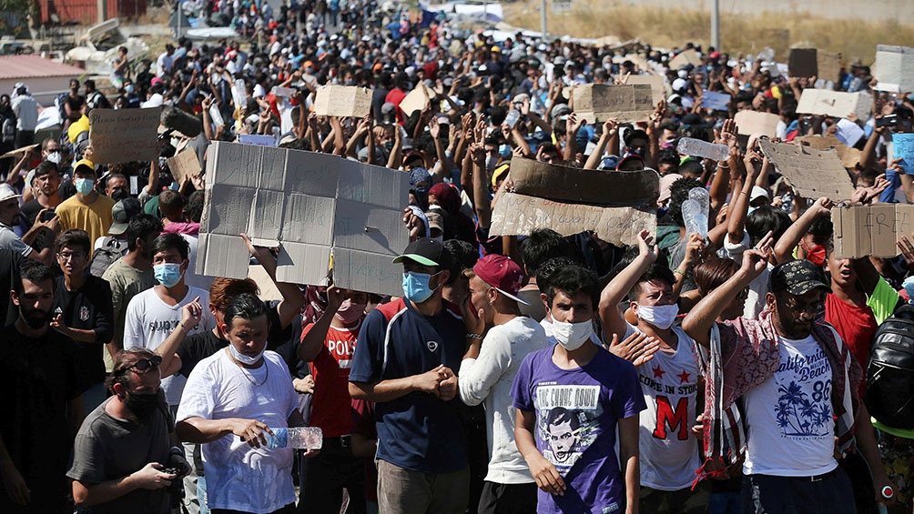 Los migrantes gritaban "Libertad", aplaudían, cantaban y bailaban mientras marchaban de manera pacífica. Los migrantes gritaban "Libertad", aplaudían, cantaban y bailaban mientras marchaban de manera pacífica.