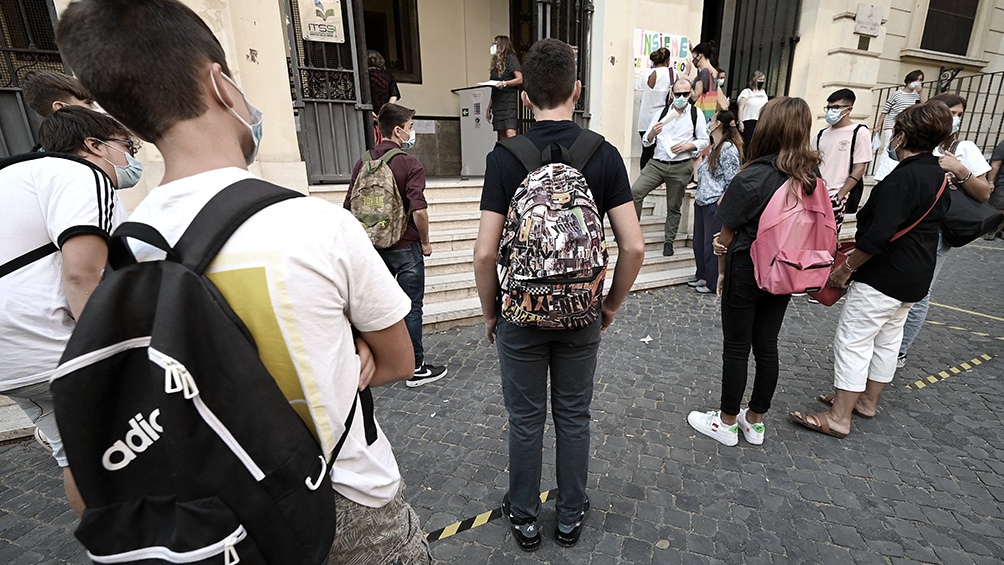 Los alumnos deberán tomarse la temperatura en sus casas ya que las escuelas no prevén el monitoreo de fiebre. Los alumnos deberán tomarse la temperatura en sus casas ya que las escuelas no prevén el monitoreo de fiebre.