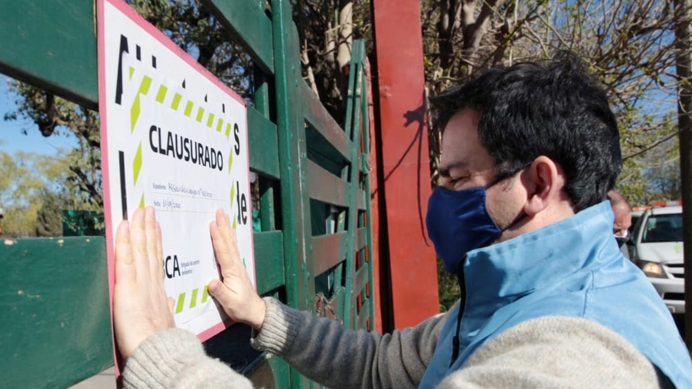 Funcionarios de Medio Ambiente clausuraron el zoológico. Funcionarios de Medio Ambiente clausuraron el zoológico.
