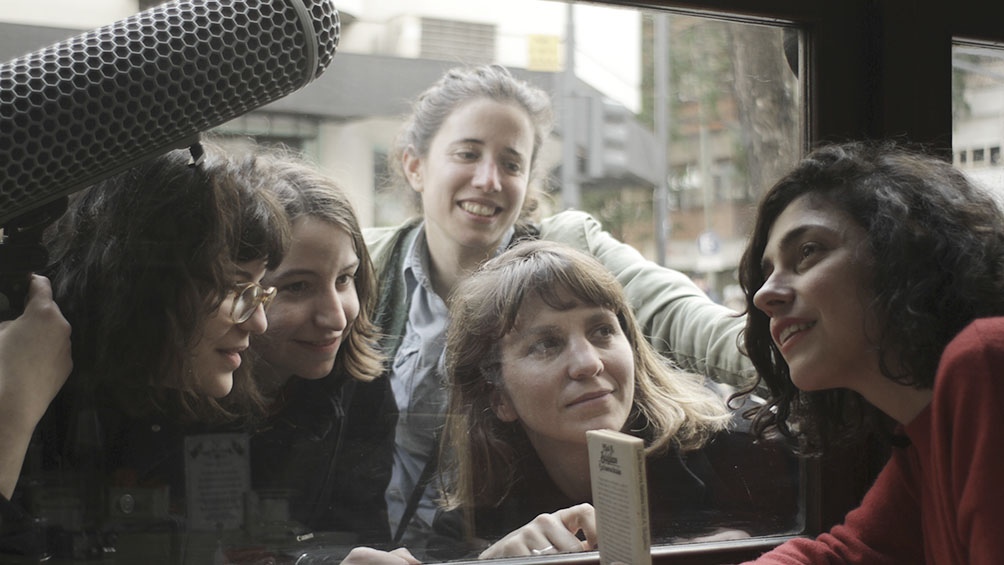 Una película indaga en la relación de la autora con otras poetas. Una película indaga en la relación de la autora con otras poetas.