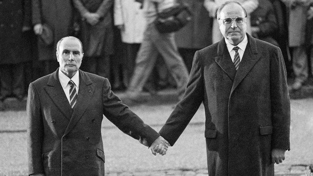 Helmut Kohl (derecha) junto al entonces presidente de Francia, Francois Miterrand. Helmut Kohl (derecha) junto al entonces presidente de Francia, Francois Miterrand.