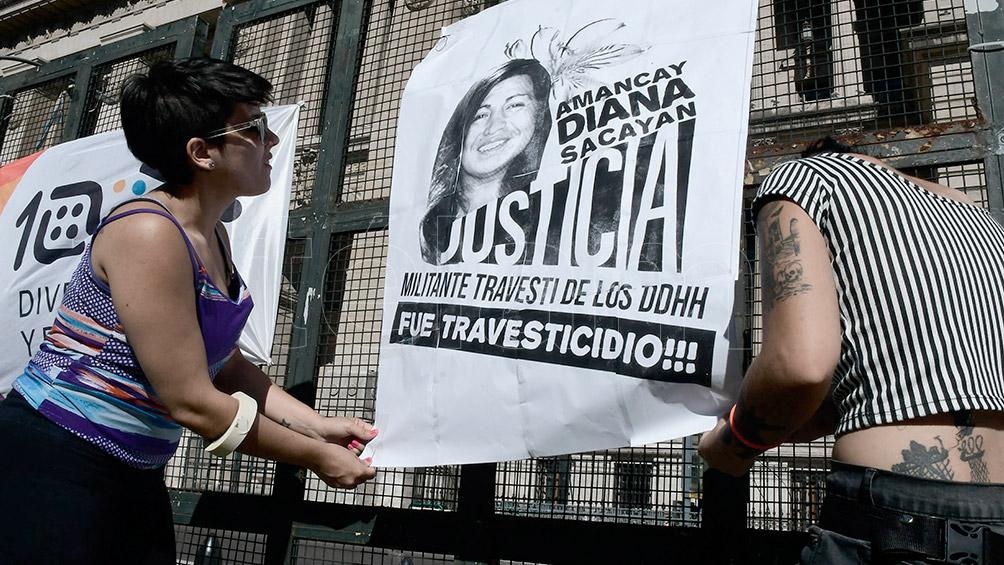 La autopsia reveló que Diana Sacayán presentaba 27 lesiones en su cuerpo, 13 de ellas producidas por un cuchillo. La autopsia reveló que Diana Sacayán presentaba 27 lesiones en su cuerpo, 13 de ellas producidas por un cuchillo.