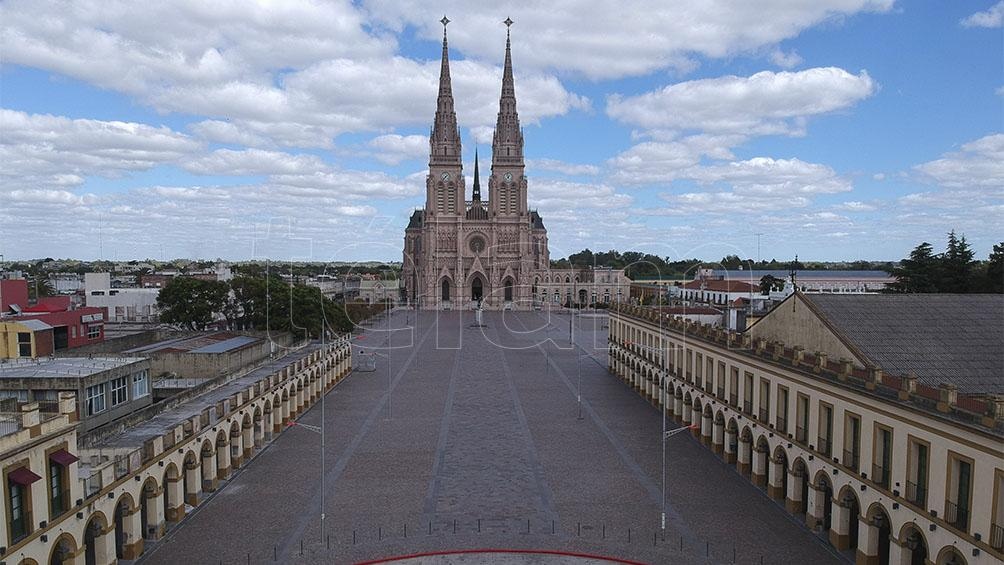 El obispo reiteró el pedido para que los fieles no salgan a la ruta, sino que acompañen desde sus hogares, con una vela. El obispo reiteró el pedido para que los fieles no salgan a la ruta, sino que acompañen desde sus hogares, con una vela.