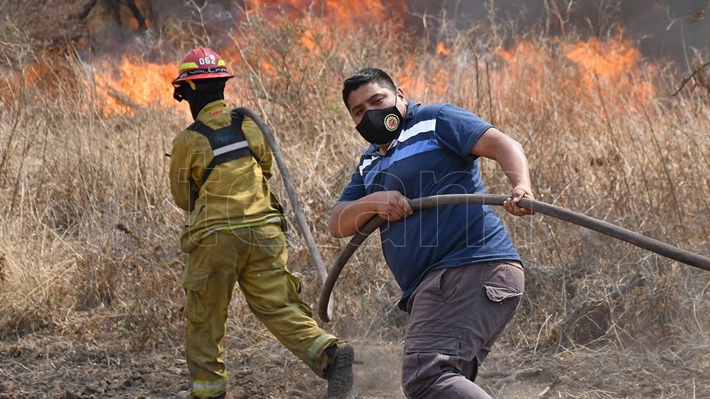 Los bomberos permanecen en la zona por posibles re inicios del fuego Los bomberos permanecen en la zona por posibles re inicios del fuego