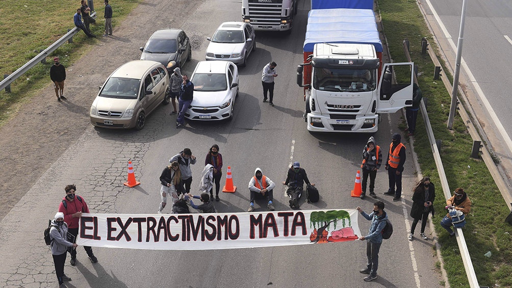 Los grupos ambientalistas exigieron con carteles e intervenciones artísticas el cese de las quemas. Los grupos ambientalistas exigieron con carteles e intervenciones artísticas el cese de las quemas.