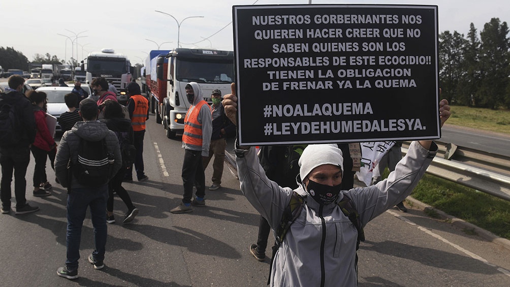Esta es la novena vez que grupos ambientalistas cortan el tránsito del puente Rosario-Victoria. Esta es la novena vez que grupos ambientalistas cortan el tránsito del puente Rosario-Victoria.