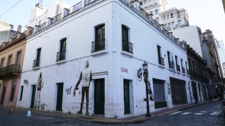 El Museo está cerca de la Plaza de Mayo. El Museo está cerca de la Plaza de Mayo.