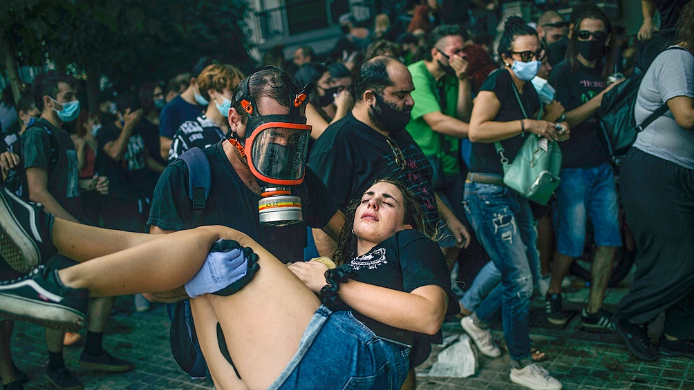 Manifestantes lanzaron cócteles Molotov, y las fuerzas de seguridad respondieron con gas lacrimógeno y granadas. Manifestantes lanzaron cócteles Molotov, y las fuerzas de seguridad respondieron con gas lacrimógeno y granadas.