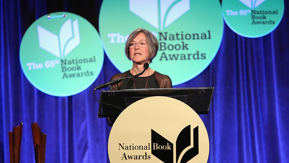 Louise Glück es autora de catorce libros de poesía y dos ensayos. Louise Glück es autora de catorce libros de poesía y dos ensayos.