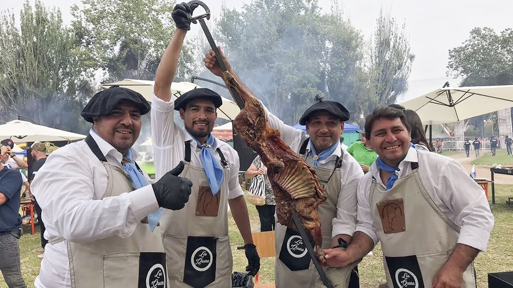En febrero pasado, Cristian y tres colegas representaron a la Argentina en la Cumbre Internacional de Parrilleros, en La Serena, Chile. En febrero pasado, Cristian y tres colegas representaron a la Argentina en la Cumbre Internacional de Parrilleros, en La Serena, Chile.