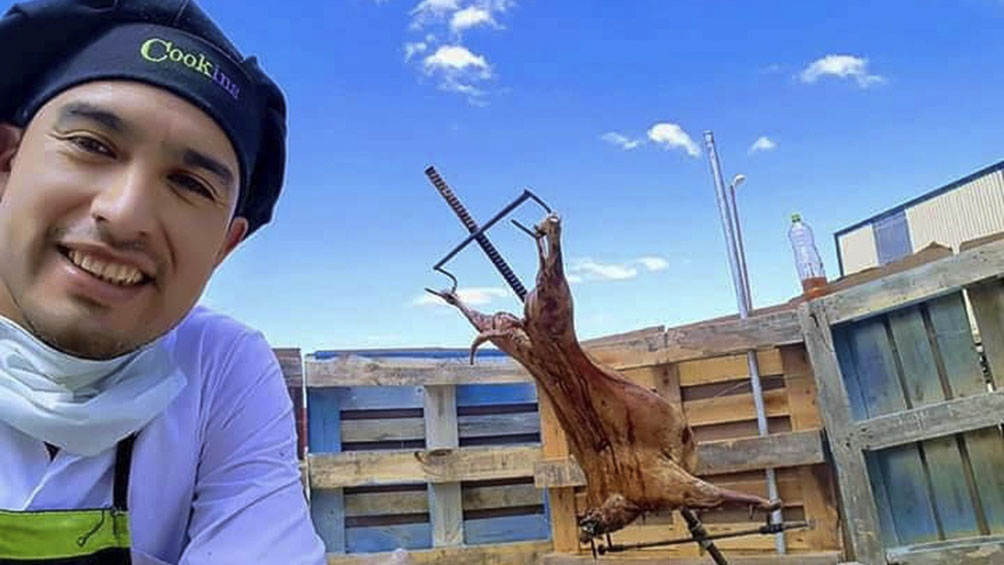 Cristian Gauna y un típico cordero patagónico asado en la cruz. Cristian Gauna y un típico cordero patagónico asado en la cruz.