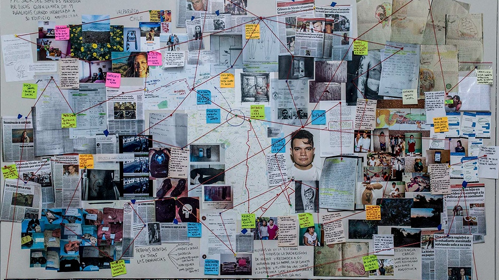 Casi una investigación policial: la vida y los contactos de un femicida sobre una pared. Casi una investigación policial: la vida y los contactos de un femicida sobre una pared.