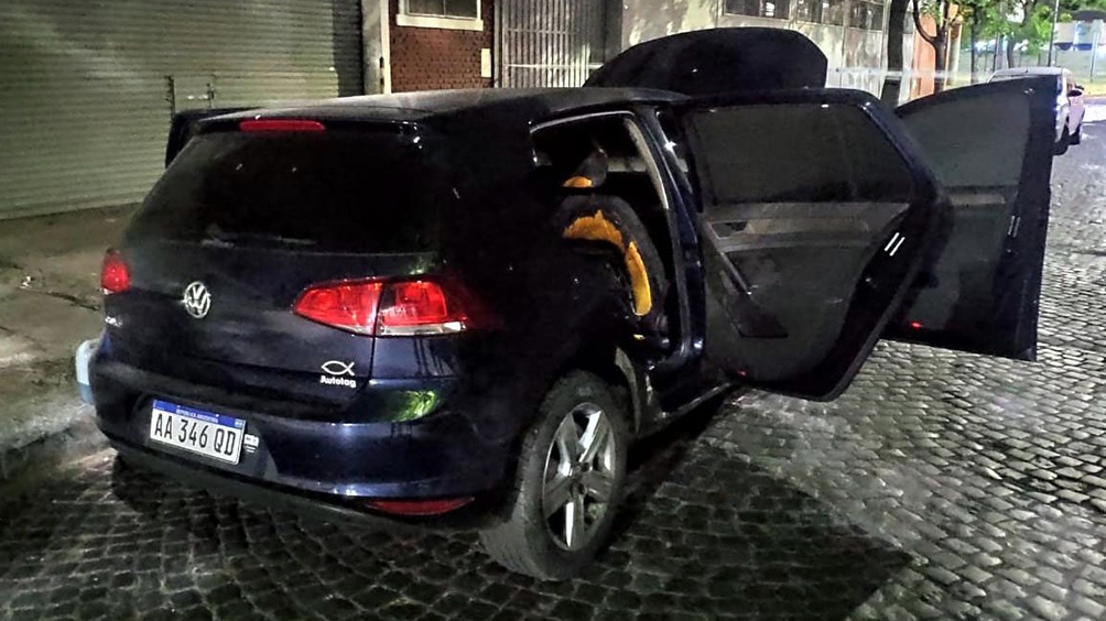 Volkswagen Golf que utilizaron los delincuentes para asaltar una heladería Volkswagen Golf que utilizaron los delincuentes para asaltar una heladería