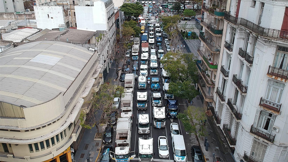 Los camiones se encuentran apostados sobre la avenida 9 de Julio Los camiones se encuentran apostados sobre la avenida 9 de Julio