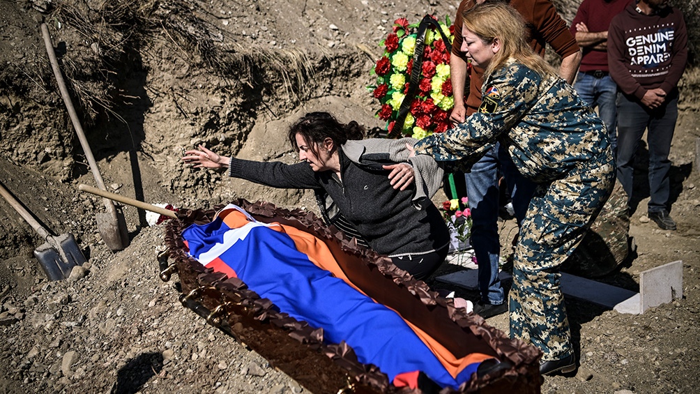 Tras la caída de la URSS, Nagorno Karabaj, poblado en su mayoría por armenios cristianos, se separó de Azerbaiyán, país musulmán chiíta de habla turca. Tras la caída de la URSS, Nagorno Karabaj, poblado en su mayoría por armenios cristianos, se separó de Azerbaiyán, país musulmán chiíta de habla turca.